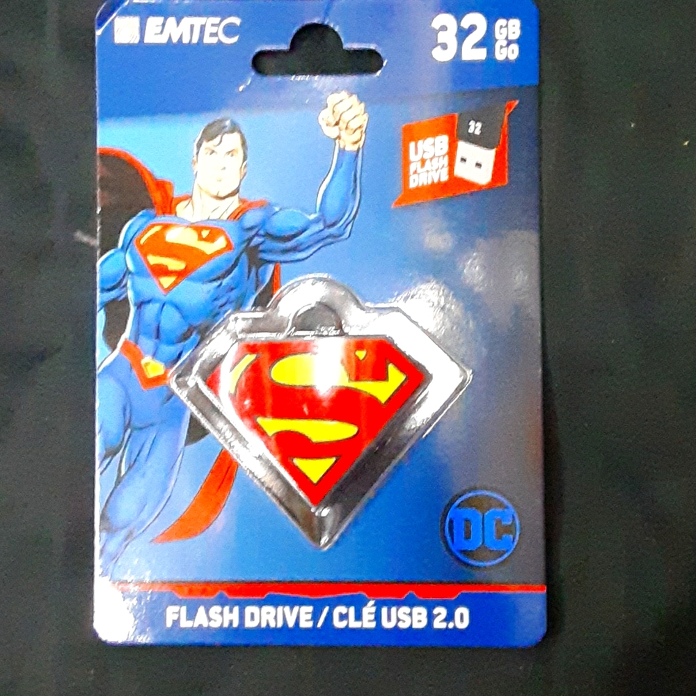 Superman 32GB flash drive